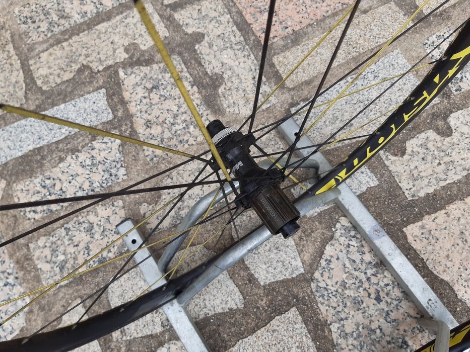 Rodas bicicleta de estrada de disco com pneus, montar e andar...