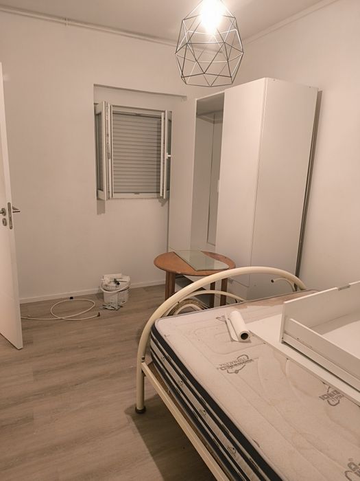 Quarto mobilado para arrendar