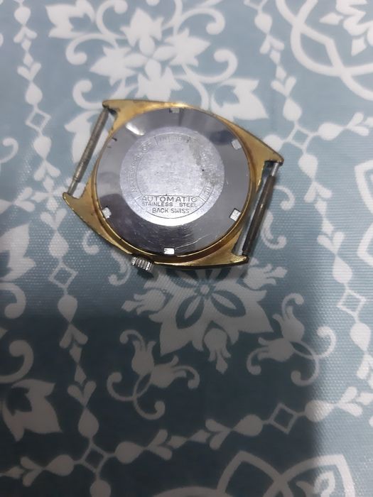 Vários relógios à escolha, tudo a funcionar