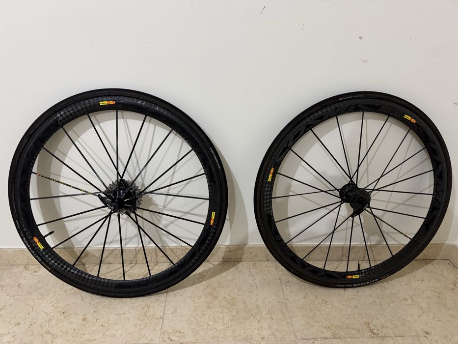 Rodas Mavic Carbono Estrada de 40 mm.