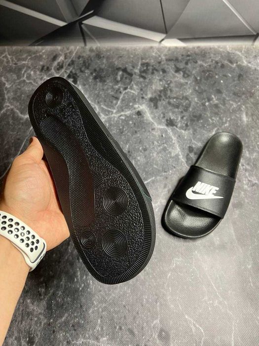 Чоловічі шкіряні шльопанці Nike чорні розпродаж