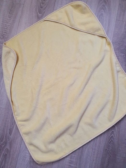 Дитячий махровий рушник-куточок для купання жовтого кольору