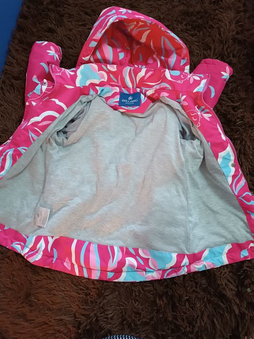 Продам курточку-вітровку на дівчінку