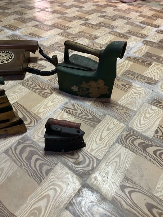 Varios ferros antigos e um telefone