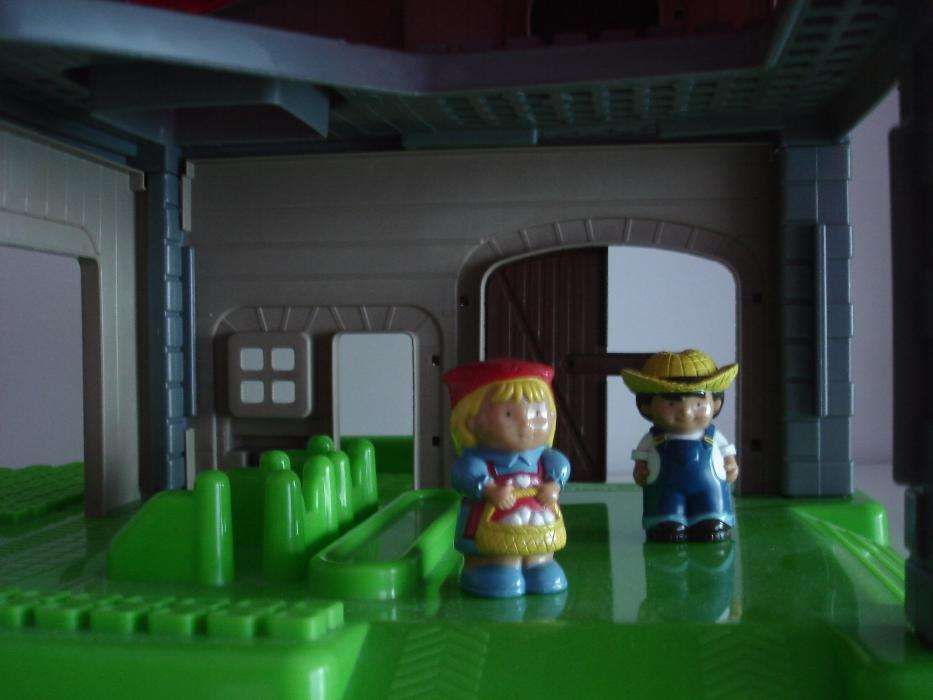 Quinta com tractor, animais e fazendeiros