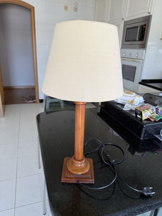 Candeeiro mesa de madeira com abatjour linho