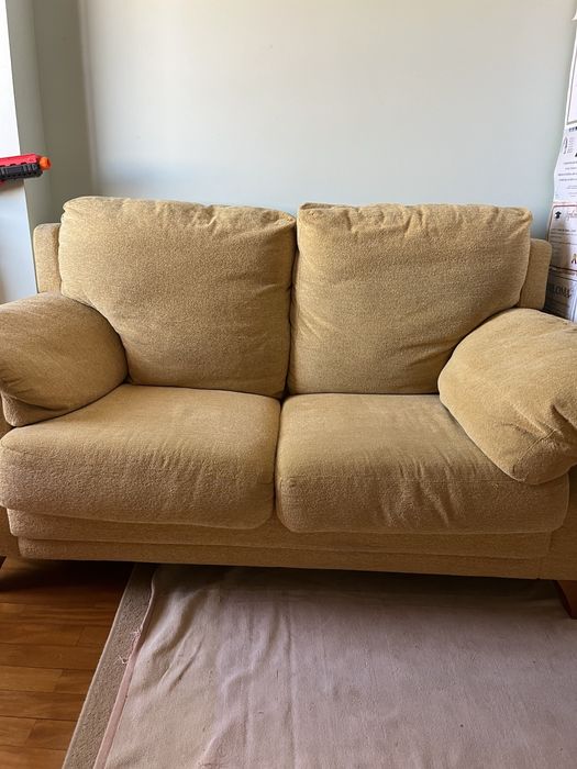 Sofá amrelo novo