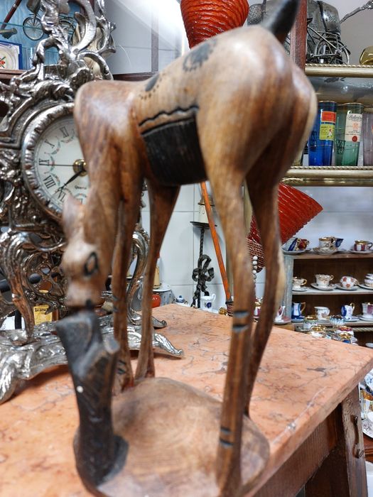 Escultura de cervo em madeira entalhada 

Madeira clara, com um a