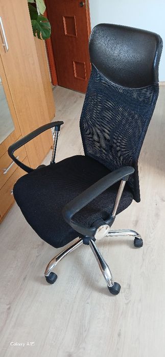 Krzesło fotel na kółkach obrotowe.b. ładne.