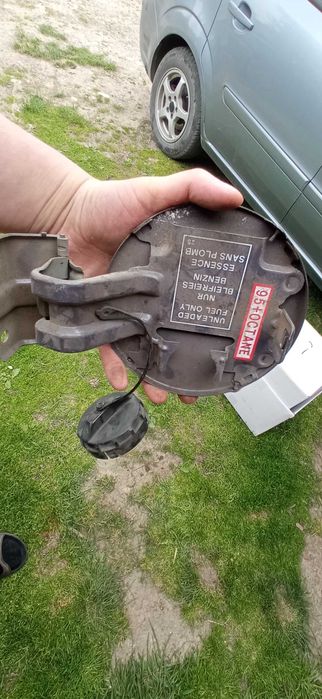 Кришка бака Mitsubishi Grandis