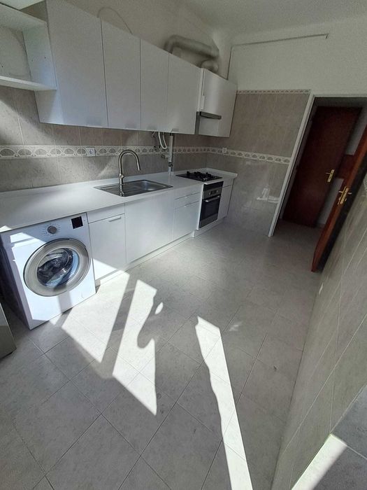 Modernidade e Conforto na Mina de Água, Amadora Quartos Individuais em T6 Totalmente Remodelado – Rua Sebastião da Gama