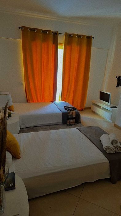 1 ou 2 pessoas e unicos moradores da casa.Aluga-se quarto pronto a entrar,em Rio de Mouro, a 7 m da estação.Valor negociável para 1 pessoa.