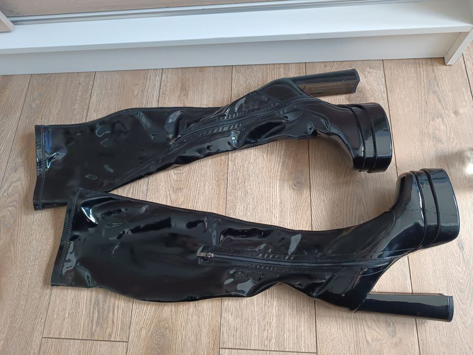 Czarne kozaki na wysokim obcasie