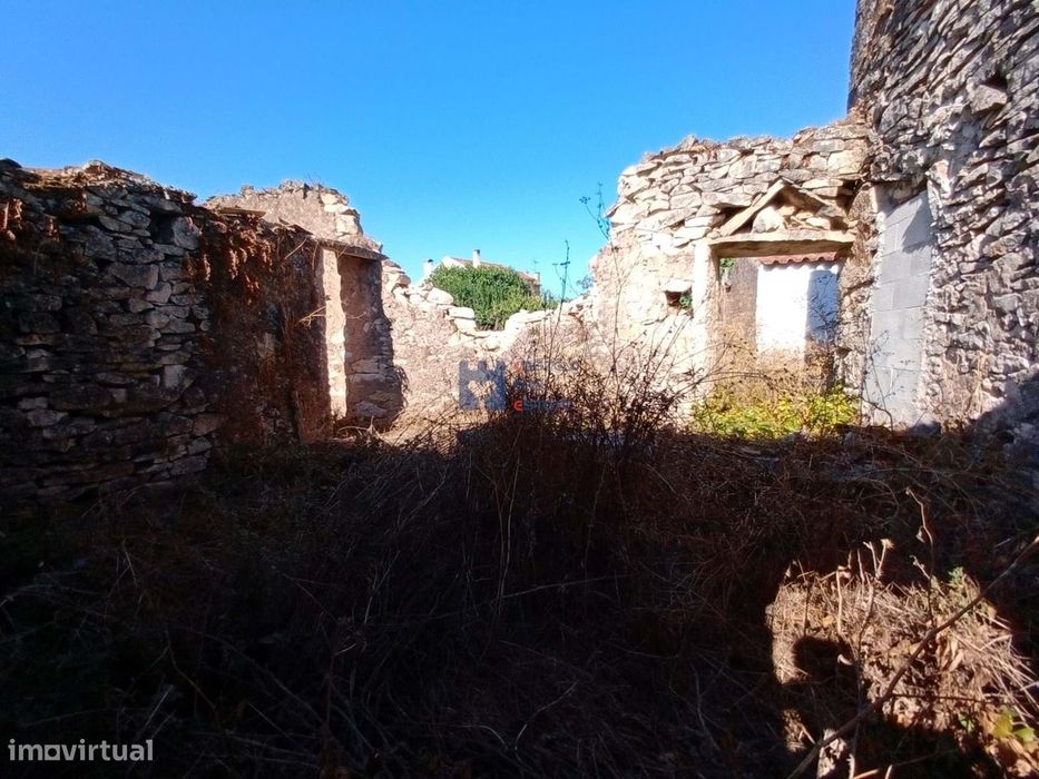 Moradia em ruina com terreno em Maxieira