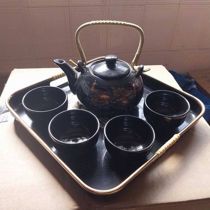 Conjunto oriental de chaleira e taças