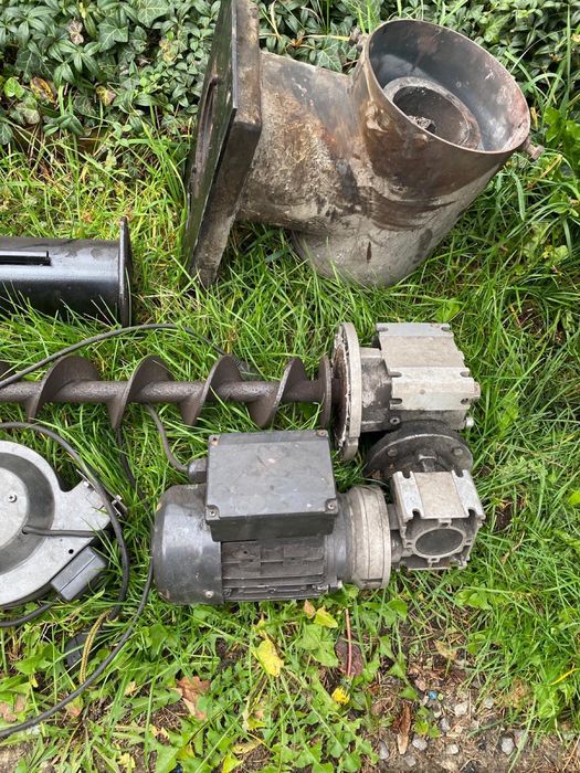 Komplet podajnik z koszem zasypowym DWOREK