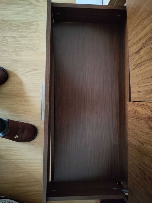 Roupeiro em Madeira Escura c/2 portas e 2 gavetas