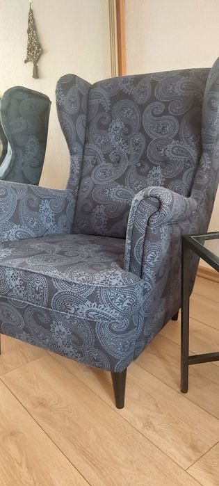 Granatowy fotel uszak