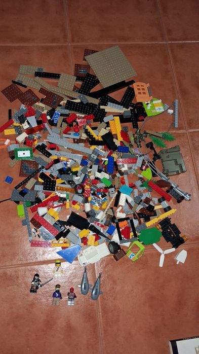 Lote de lego varias pecas e bonecos