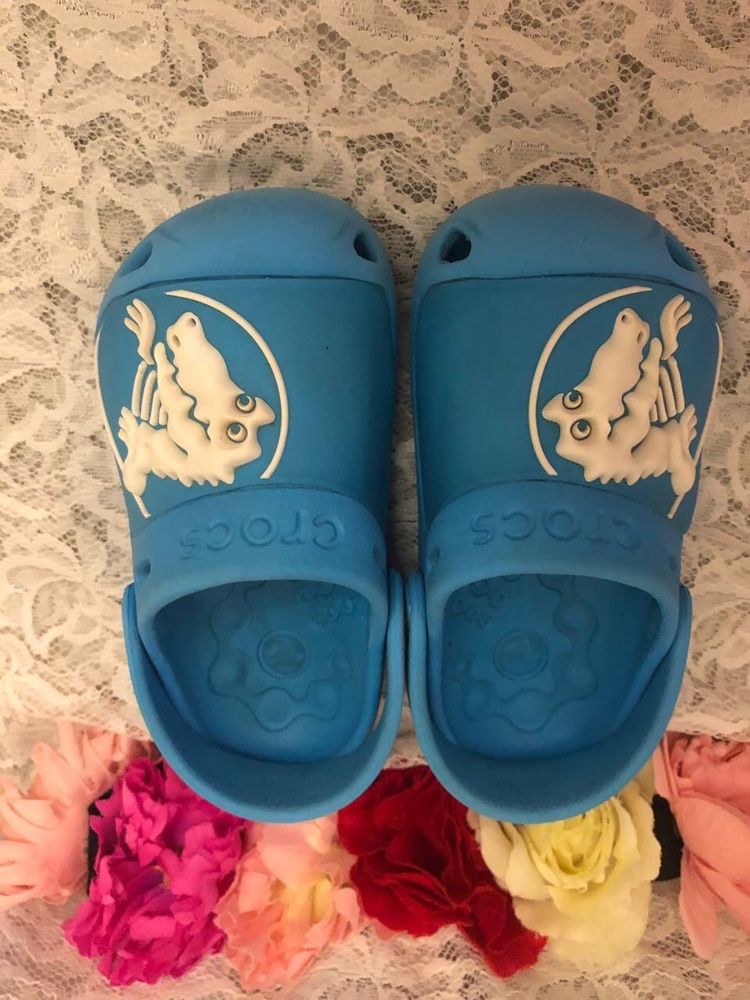 Crocs on sale 8 9