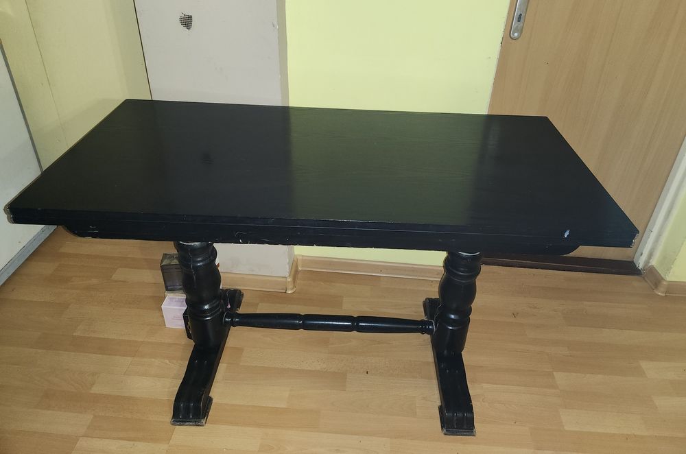 Czarny ławo stół