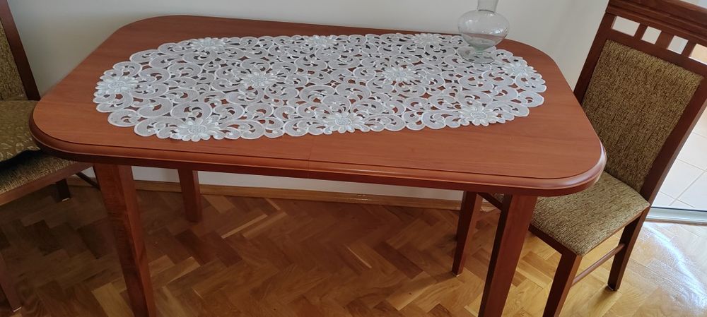 Stół z krzesłami