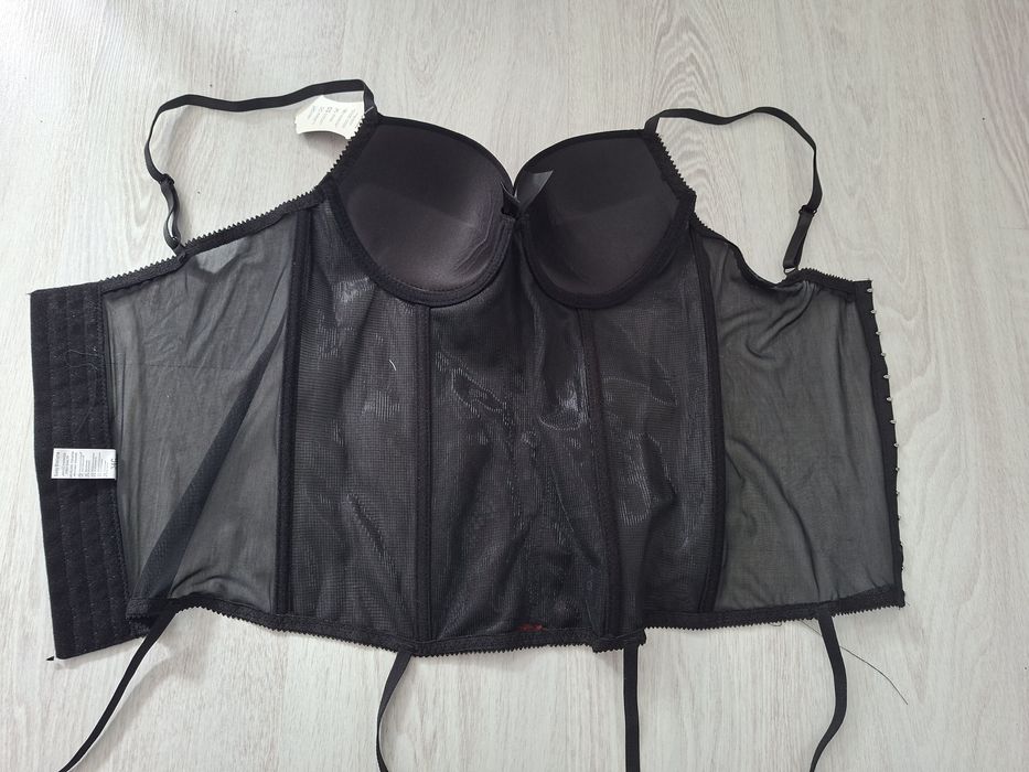 Gorset czarny z czerwoną koronką