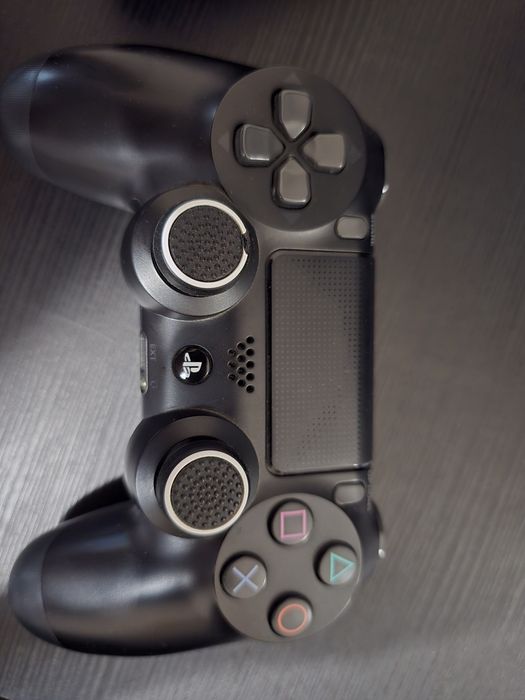 Playstation 4 Pro 1tb, 2 comando e 2 jogos