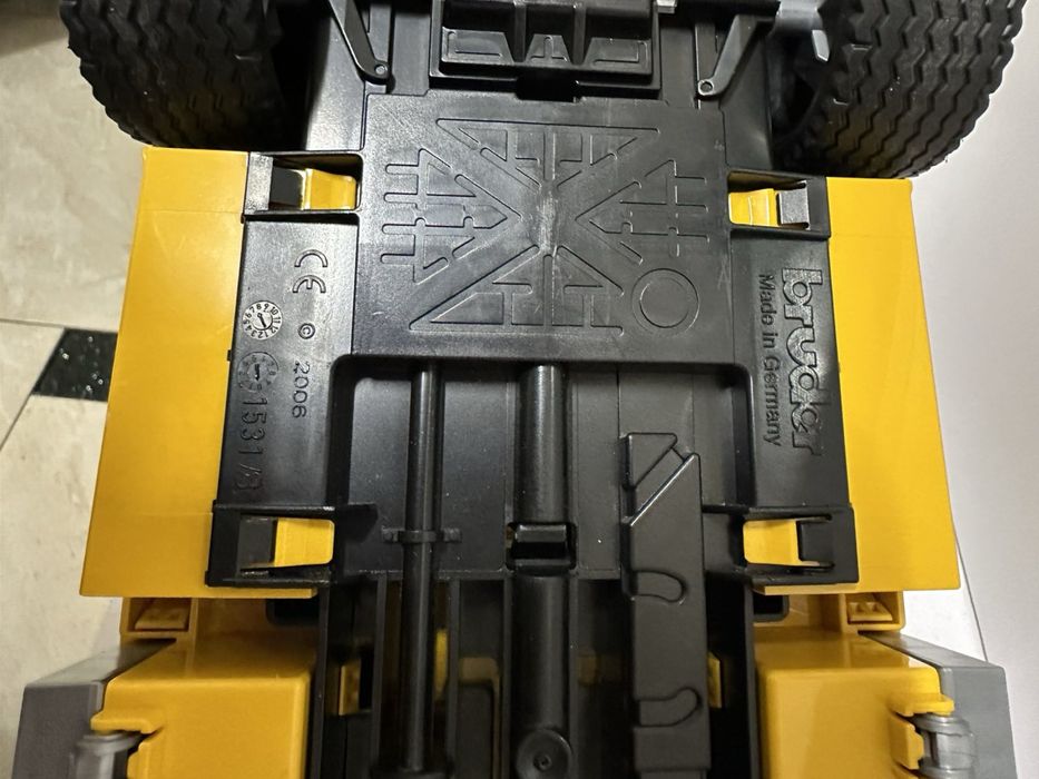 Тягач Bruder Mercedes