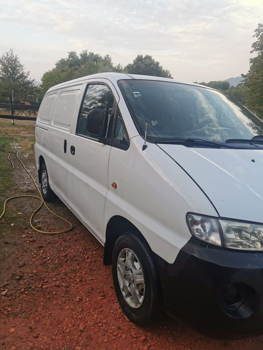Hyundai H1 alcatifada e isolada