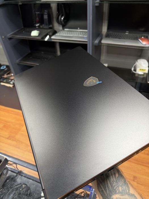 Игровой ноутбук 17 дюймов Msi nvidia 8гб. 2070max-q intel i7