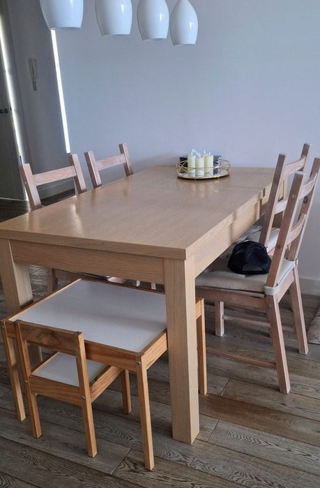 Stół drewniany i 4 krzesła. Plus stolik dla dziecka i 2 krzesełka.