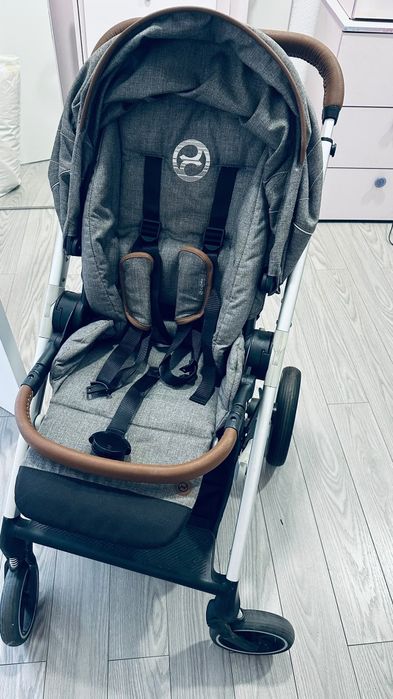 Carrinho de bebê.