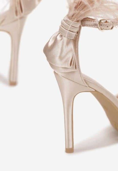 Beżowe sandały, szpilki wieczorowe zdobione piórami rozmiar 39