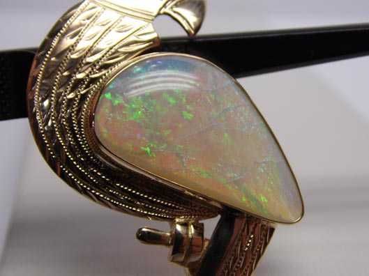 Złota broszka papuga opal i diamenty.