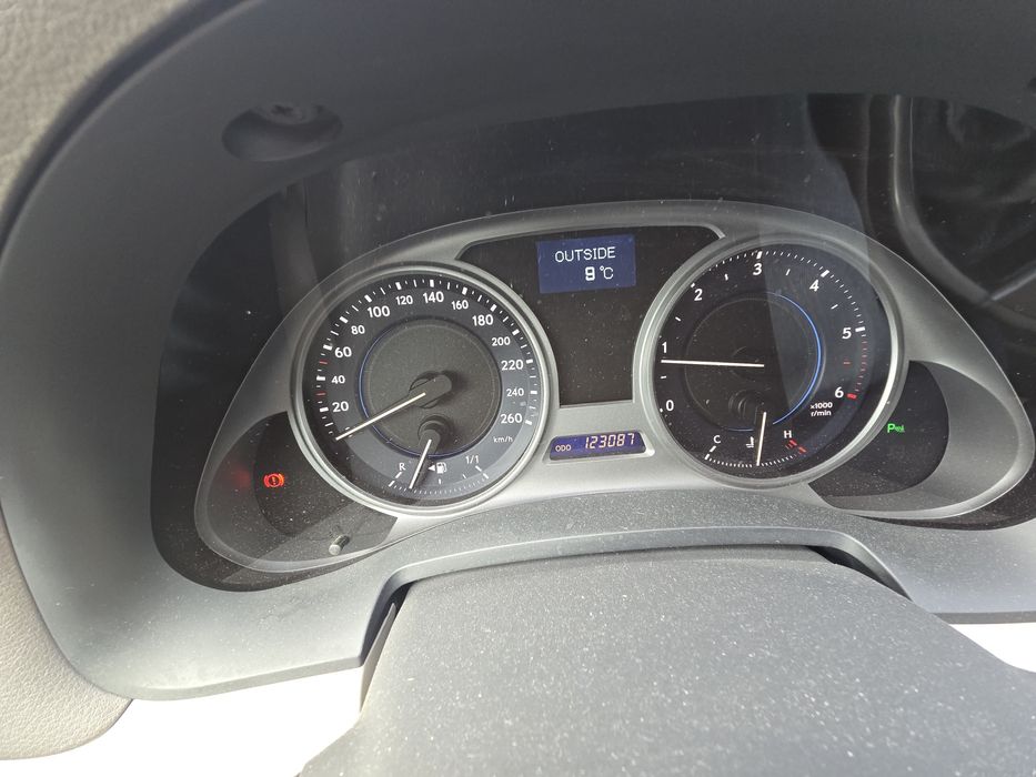 Lexus is 220d (2010)