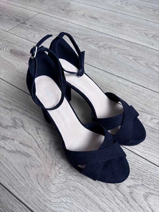 Sandały na koturnie czarne zamszowe Anna Field