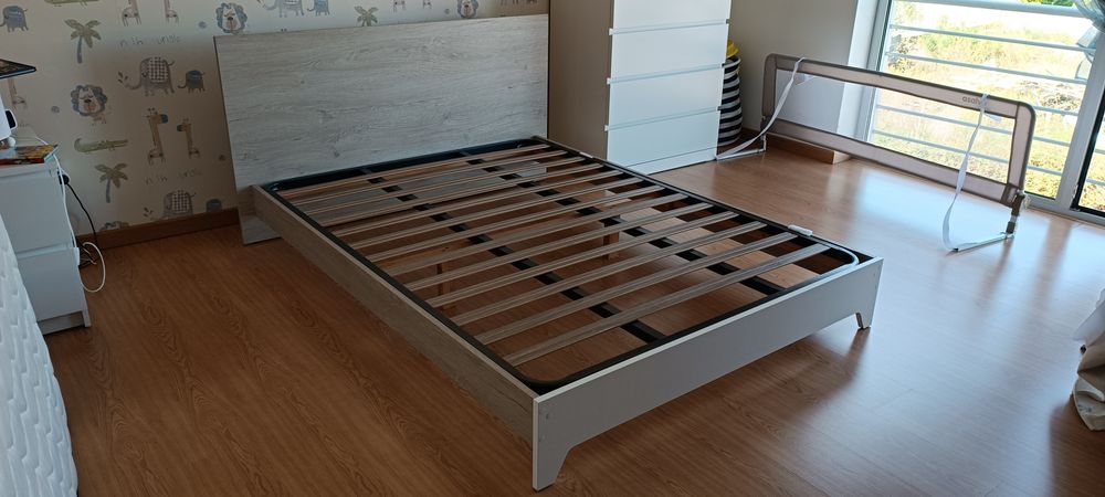 Cama com estrado e colchão 183x133cm