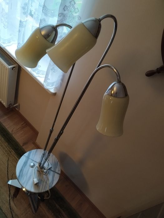 Lampa podłogowa z blatem