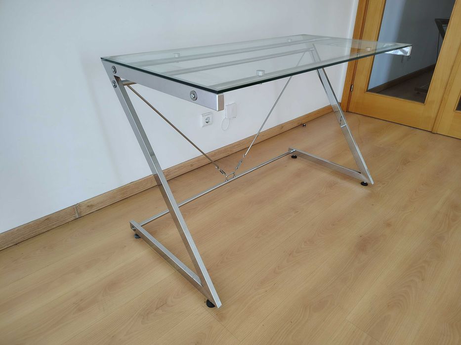 Secretária moderna em vidro – design elegante