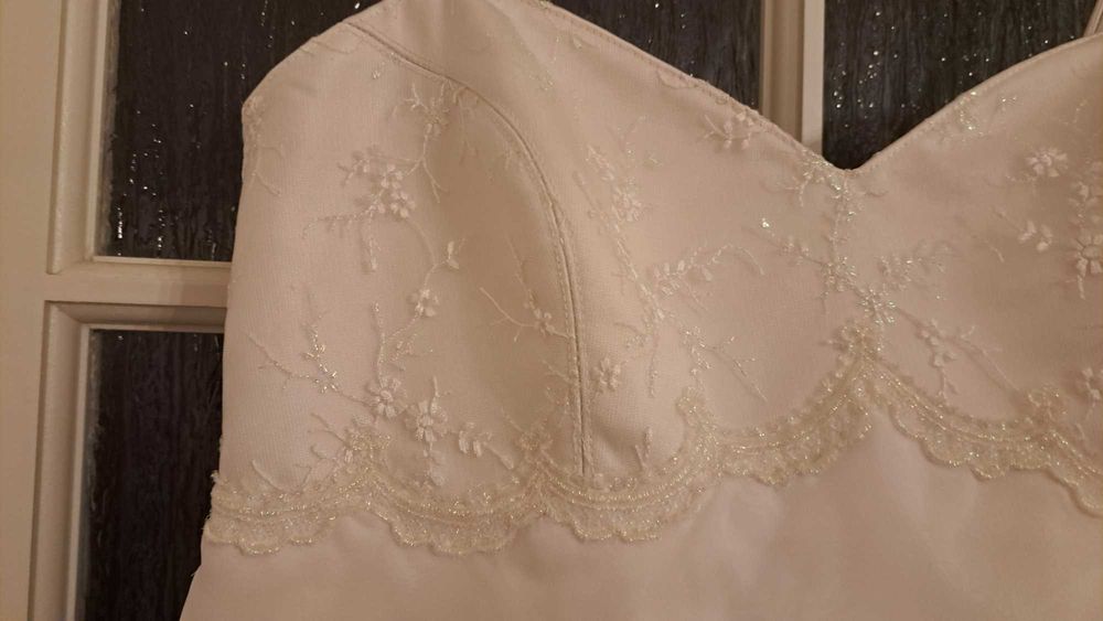 Suknia ślubna na ramiączkach