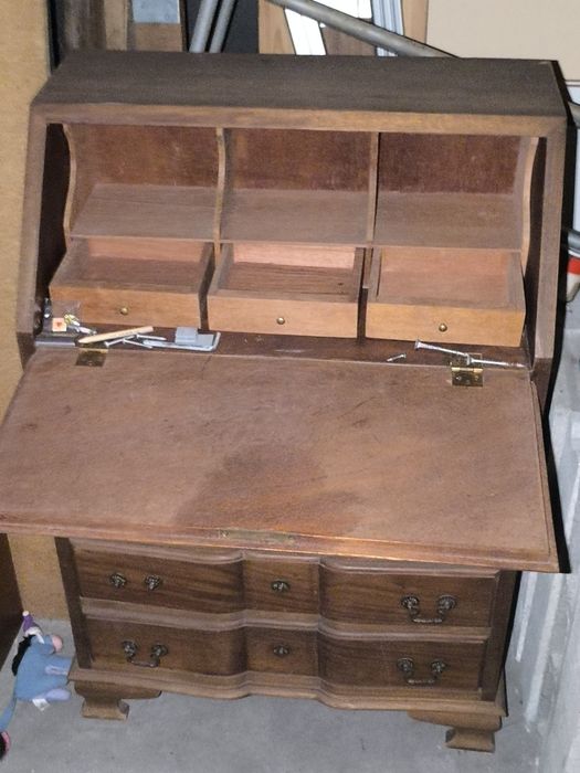 Secretária muito antiga