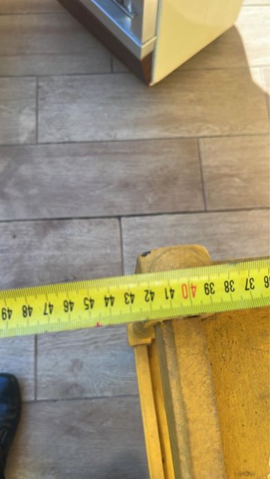 Bar amarelo em madeira