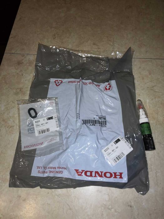 Комплект прокладок клап. кришки Acura, Honda Срочно!!