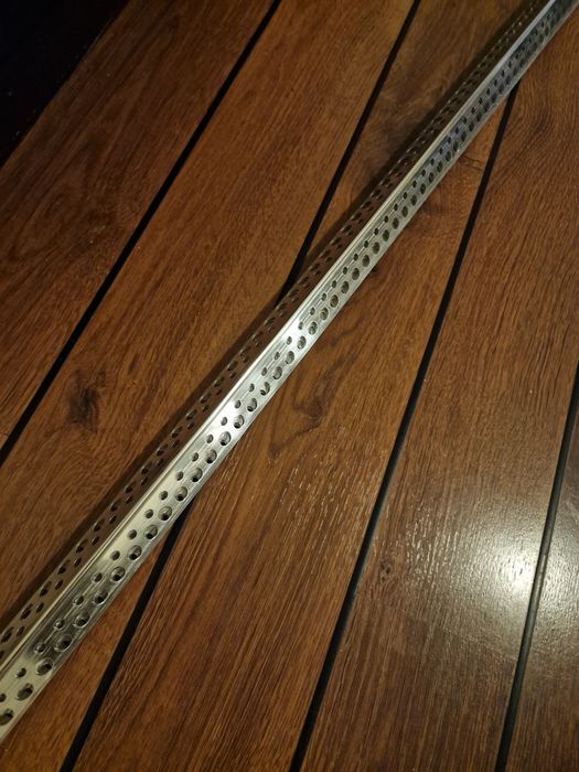 Listwa Narożnik aluminiowy perforowany 20,5 x 20,5 mm 2,5mb 9 sztuk