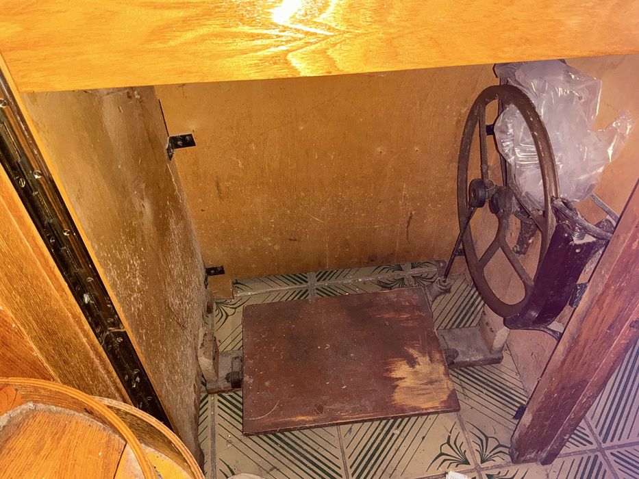 Швейна машинка ножний привід