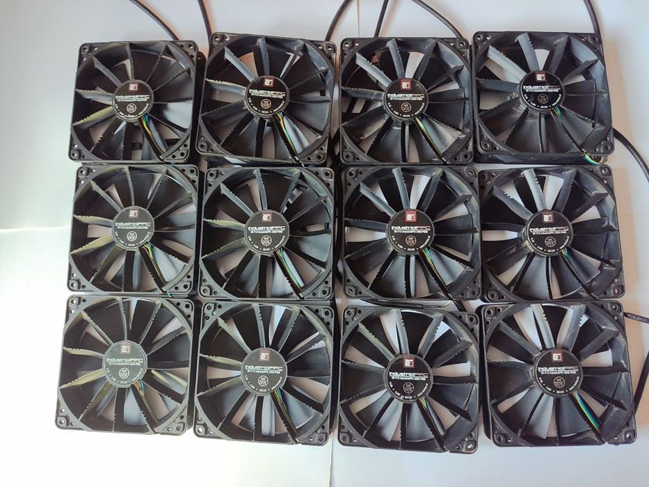 "Кулер Noctua NF-F12 iPPC-3000 PWM
3.6W" 
Кулера працювали від 12 до 1