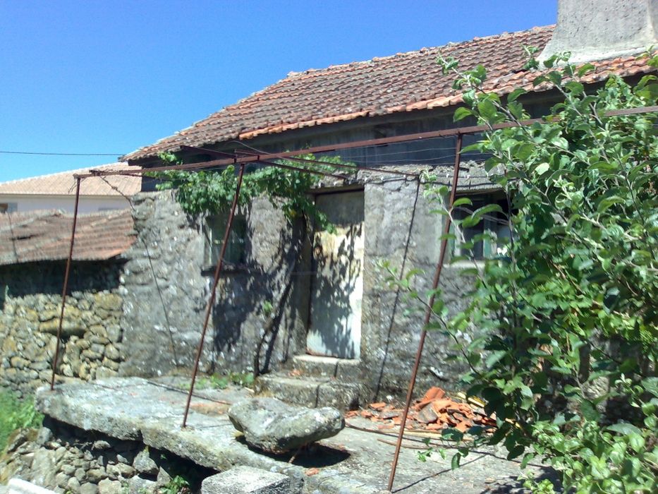 Casa antiga de pedra para recuperar