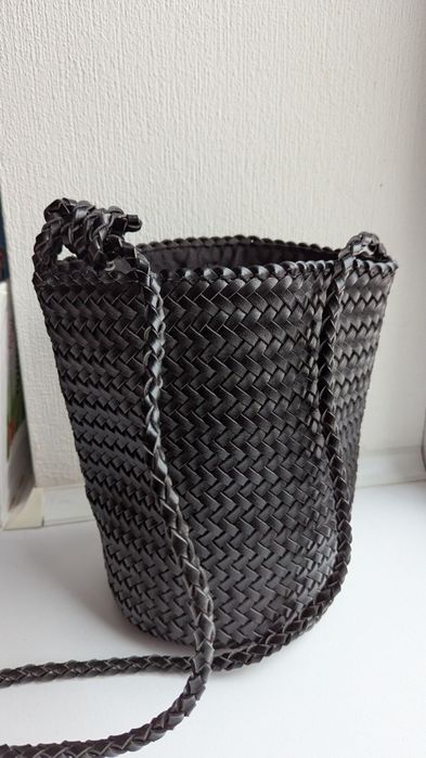 Стильна чорна плетена сумка