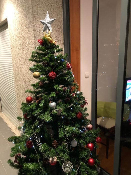 Árvore de Natal com enfeite de pinhas